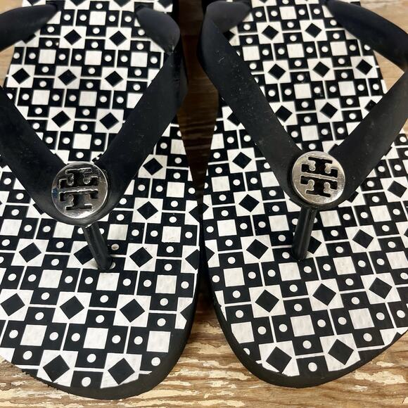 Tory Burch Wedge Platform Flip Flops Sz 8 Sandals Black White Geometric Resort - Picture 3 of 12